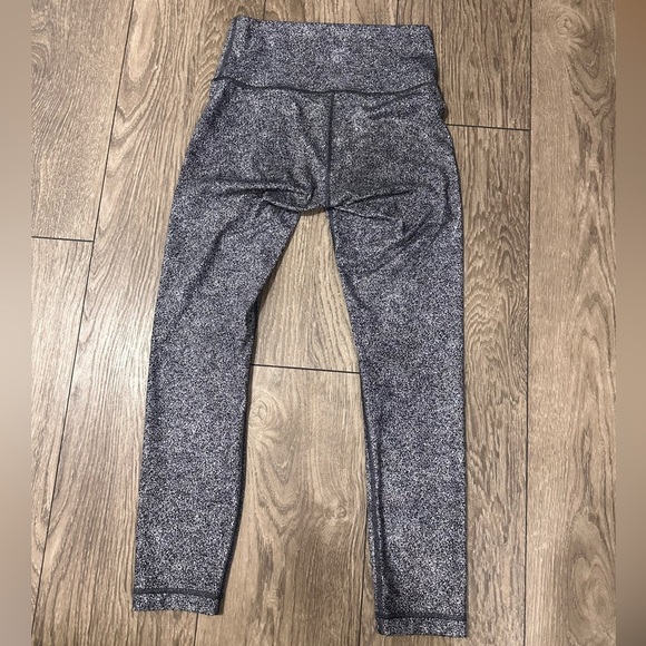 🖤🤍 LULULEMON Wunder Under Hi-Rise Pant - Luon Spray Jacquard White/Black 🤍🖤 - Picture 2 of 6